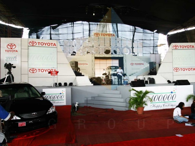 Toyota Celebrates sale of 100 Thousand Cars facade area